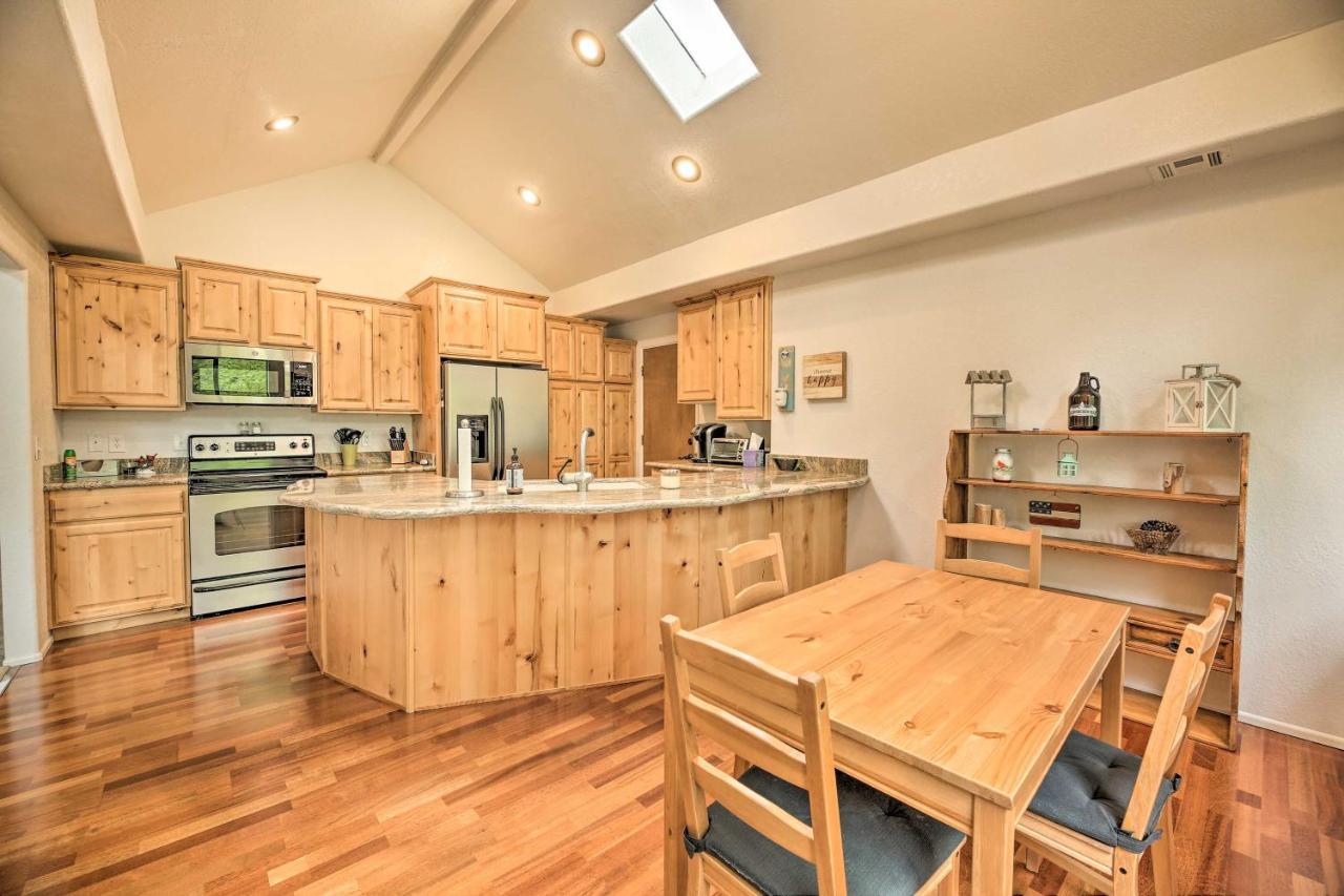 Lush Pinetop Retreat With Large Deck And Wooded Yard! 외부 사진