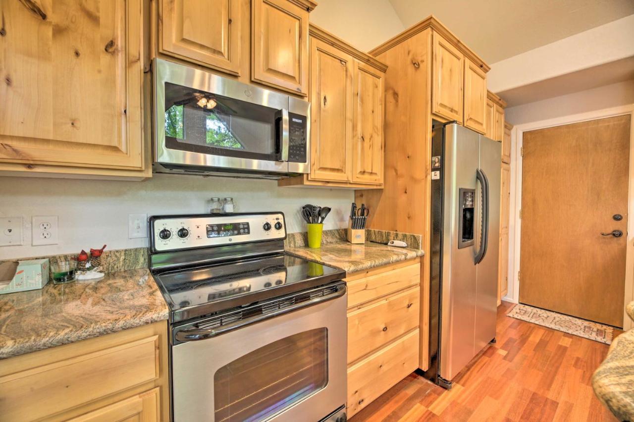 Lush Pinetop Retreat With Large Deck And Wooded Yard! 외부 사진