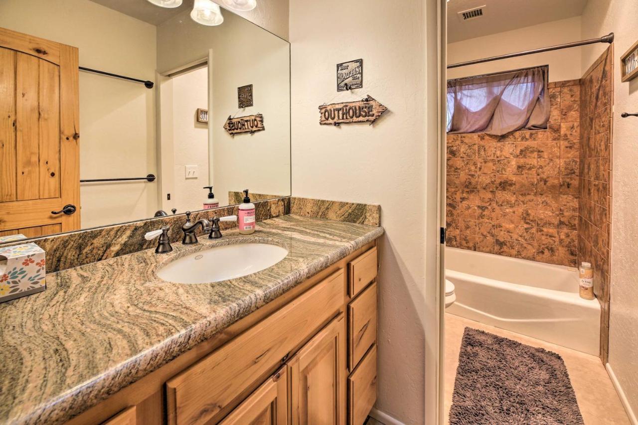 Lush Pinetop Retreat With Large Deck And Wooded Yard! 외부 사진